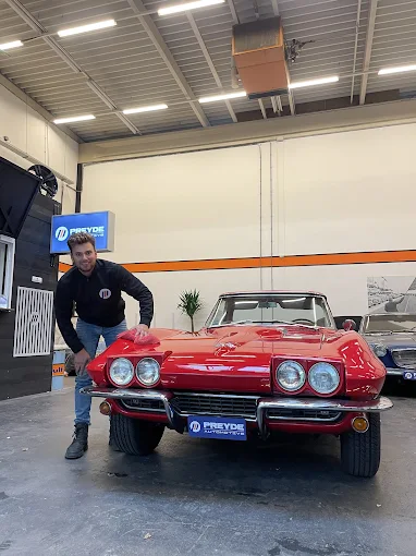 Jim Preyde in de werkplaats bij een klassieke Corvette